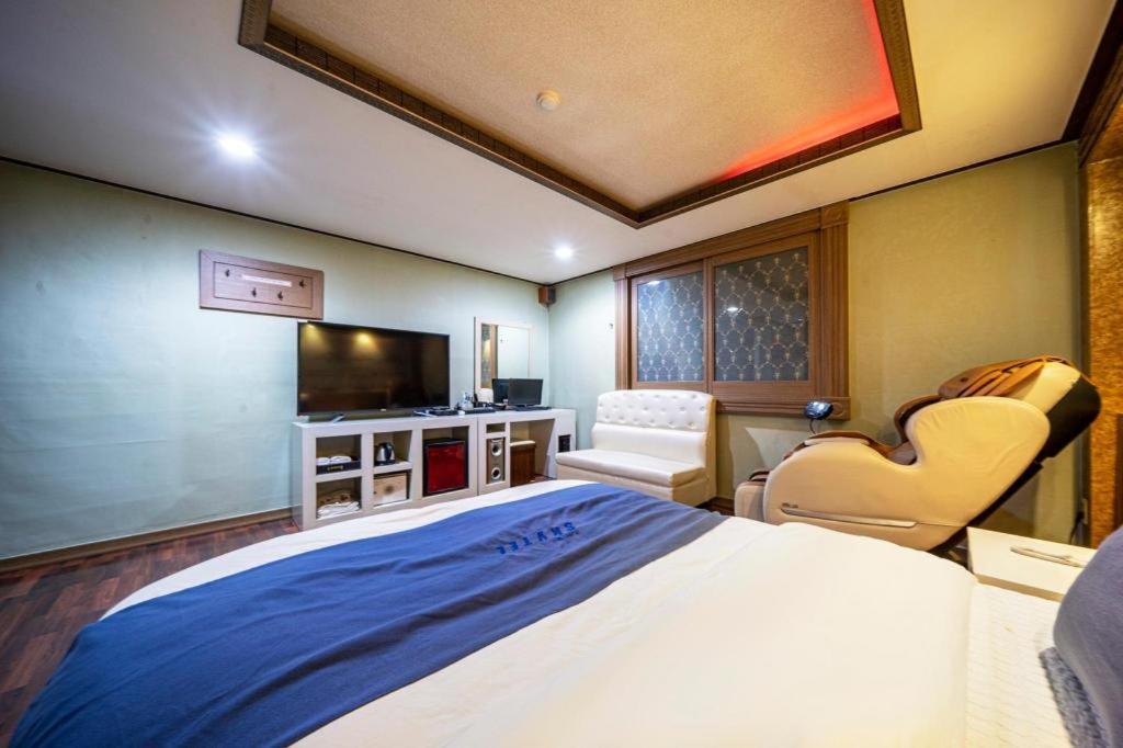 Sky Hotel Changwon Exterior photo