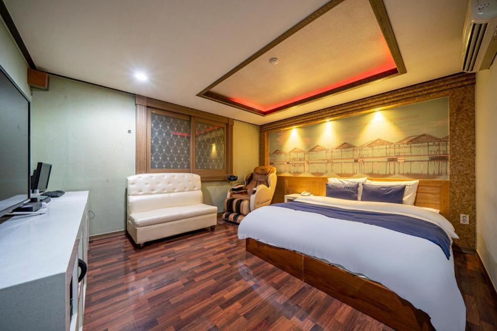 Sky Hotel Changwon Exterior photo
